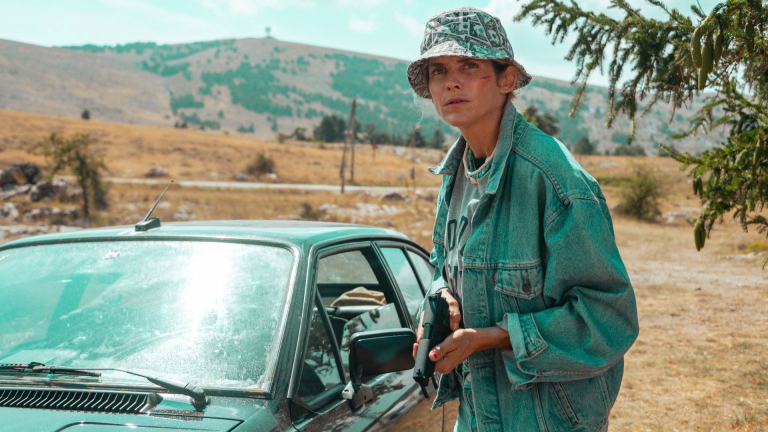 Netflix deelt eerste beelden van nieuwe actiekomedie 'Nice Girls'