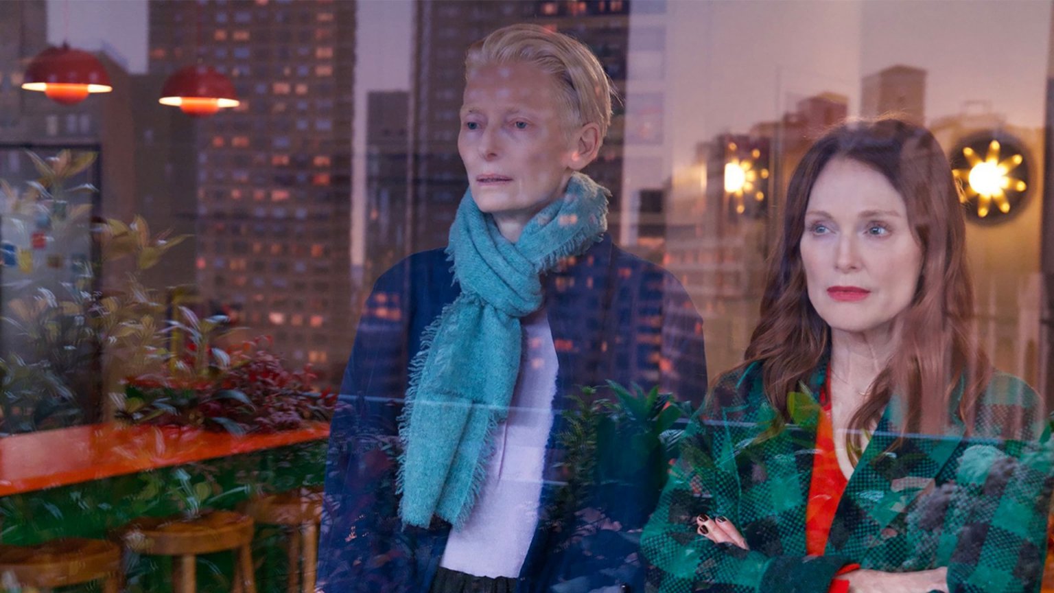 Nieuwe beelden van Pedro Almodóvars 'The Room Next Door' met Julianne Moore en Tilda Swinton onthuld