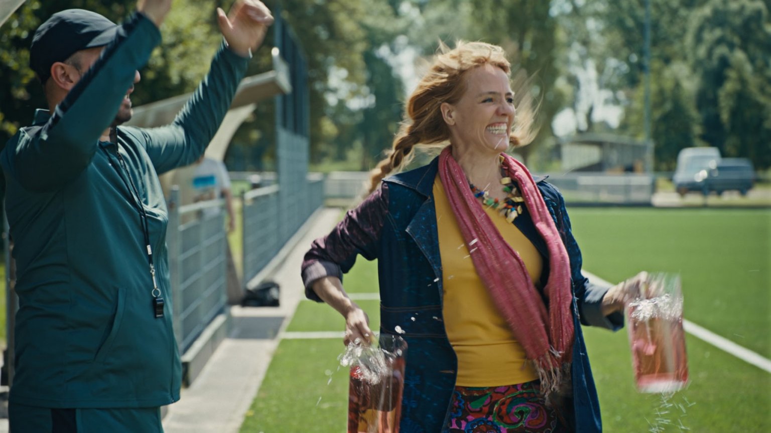 Netflix kondigt Nederlandse komedieserie 'Voetbalouders' van Ilse Warringa aan