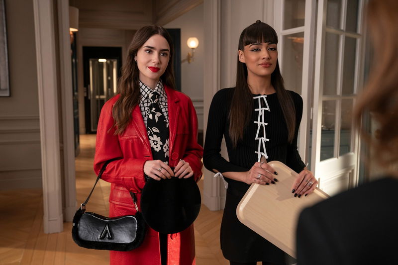 Thalia Besson als Genevieve (rechts), afbeelding via Netflix