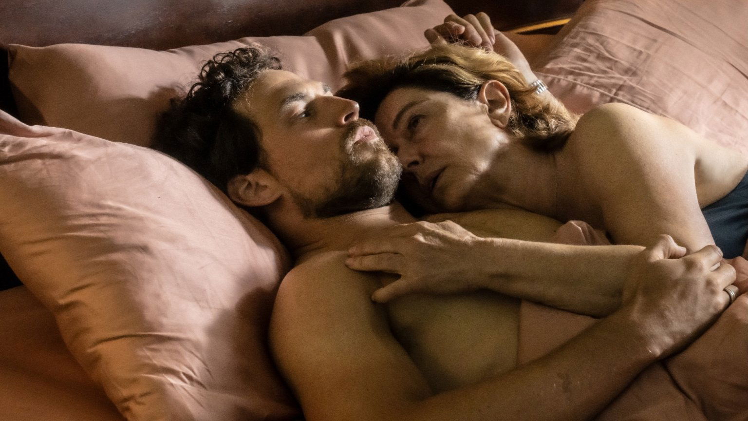 Rijke vrouw date jonge man in nieuwe intieme Netflix-serie 'Inganno'