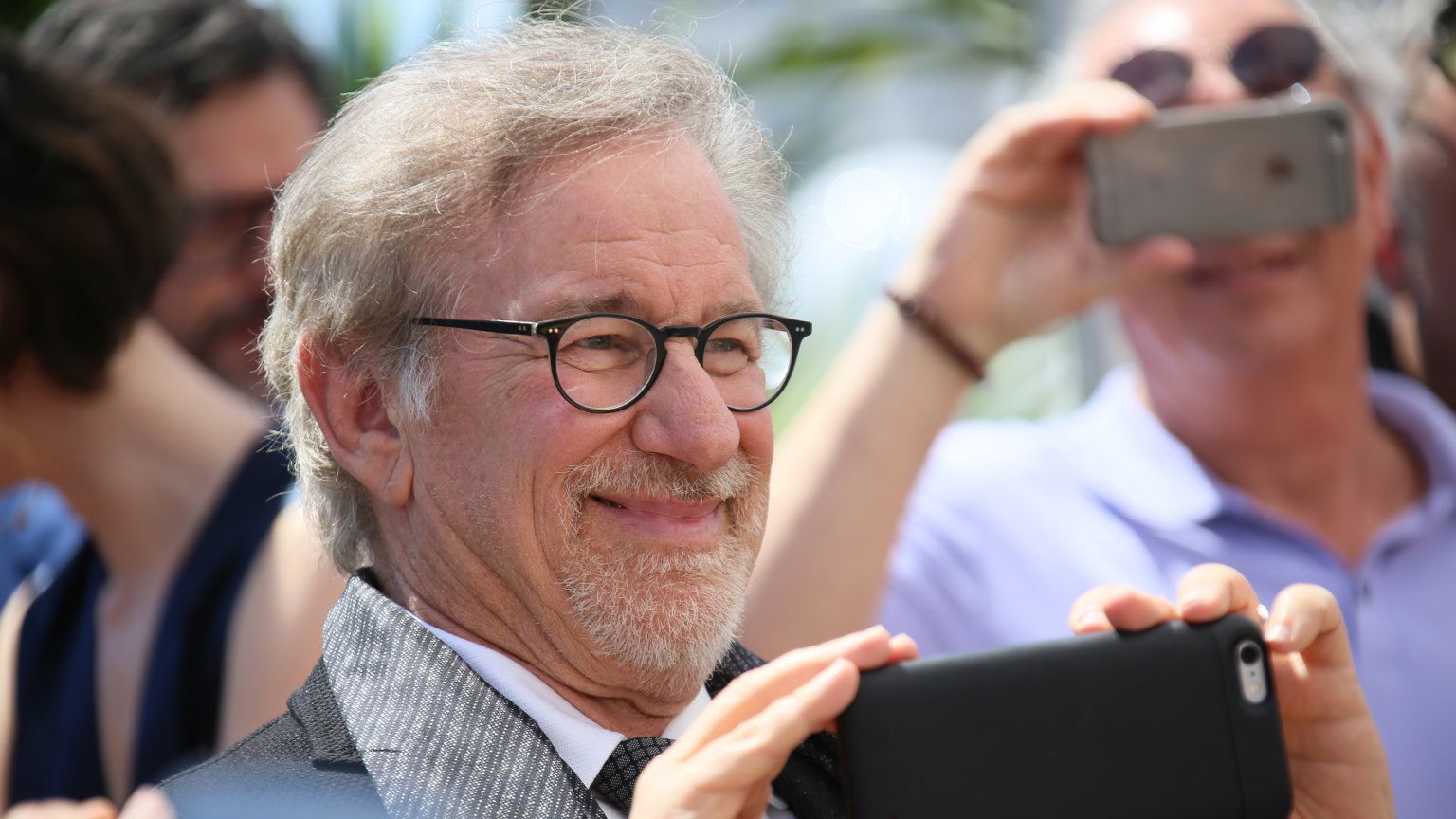 Colin Firth in gesprek met Spielberg over rol in UFO-film van de regisseur
