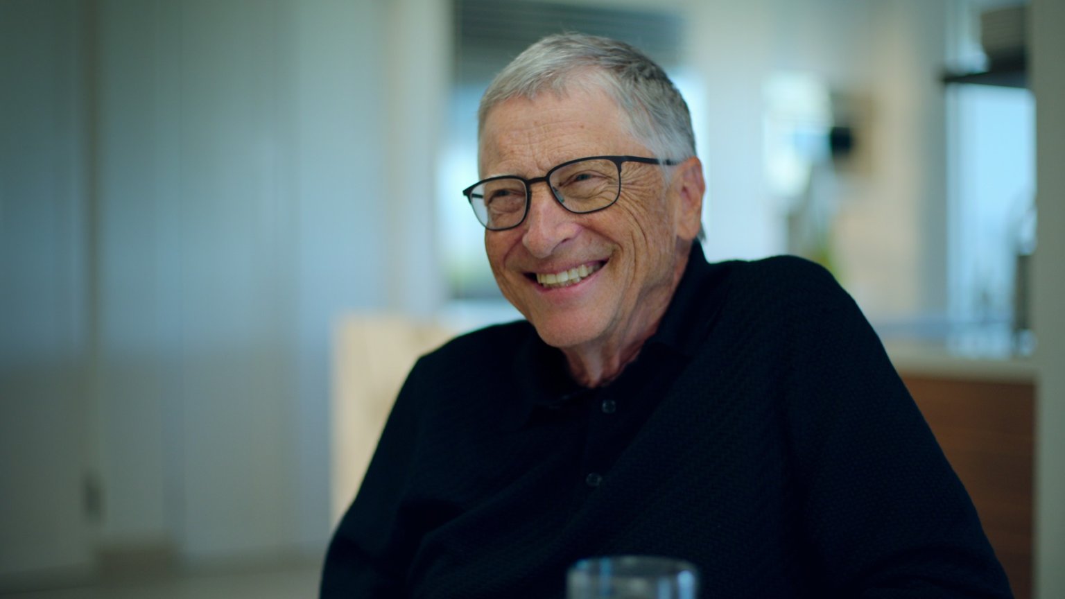 Bill Gates zoekt oplossingen voor maatschappelijke problemen in trailer van zijn eigen Netflix-serie