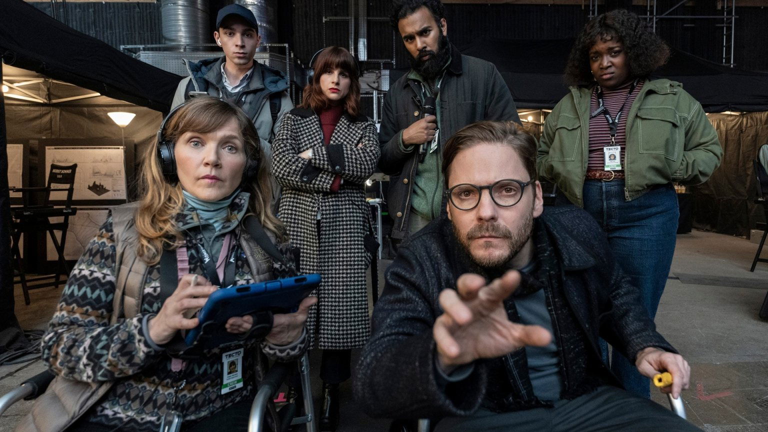 HBO Max deelt eerste beelden van nieuwe komedieserie over filmcrew van een superheldenfilm
