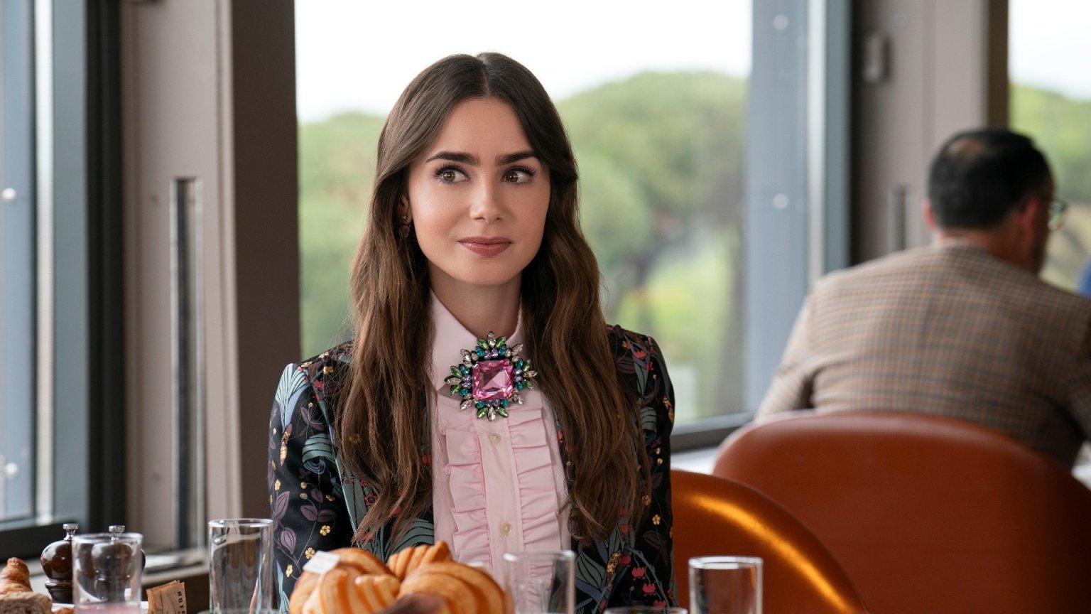Netflix verlengt hitserie 'Emily in Paris' met vijfde seizoen