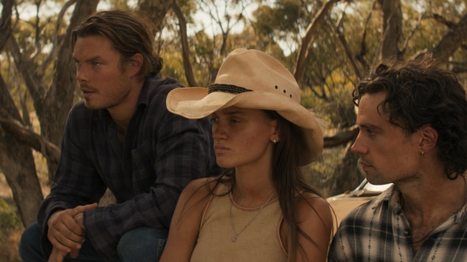 'Territory' trailer: Australische dramaserie met 'Vikings: Valhalla'-acteur volgende maand op Netflix
