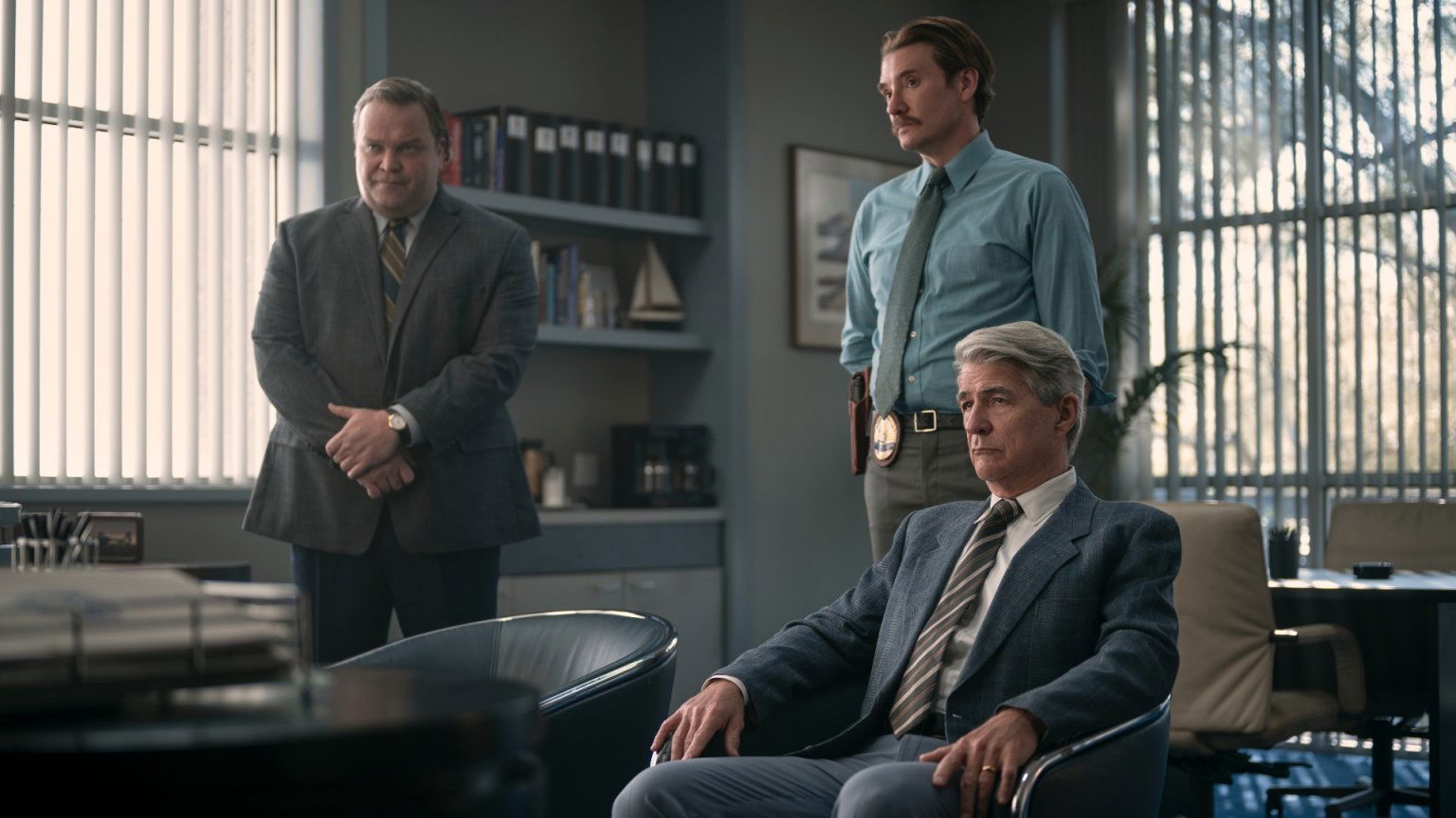 Kim Kardashian en 'Monsters'-acteur Cooper Koch bezoeken Erik en Lyle Menendez in gevangenis