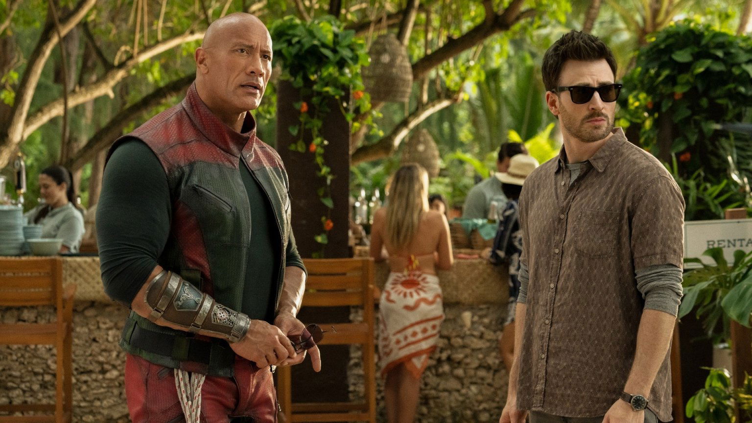 Chris Evans en Dwayne Johnson moeten de kerstman redden in nieuwe trailer van actiekomedie 'Red One'