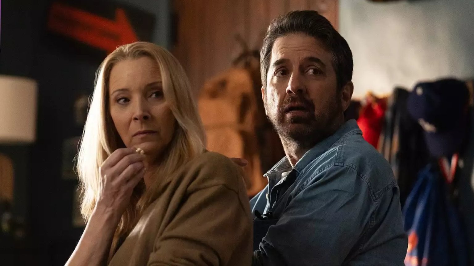 Maker 'Dead to Me' deelt eerste beelden van nieuwe duistere Netflix-serie 'No Good Deed'