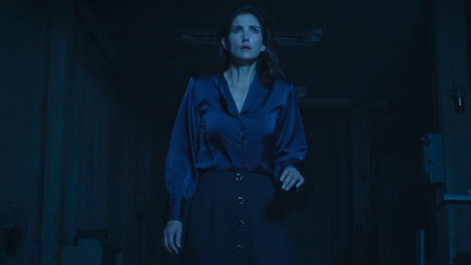 Netflix deelt eerste beelden van onheilspellende horrorserie 'Don't Come Home'