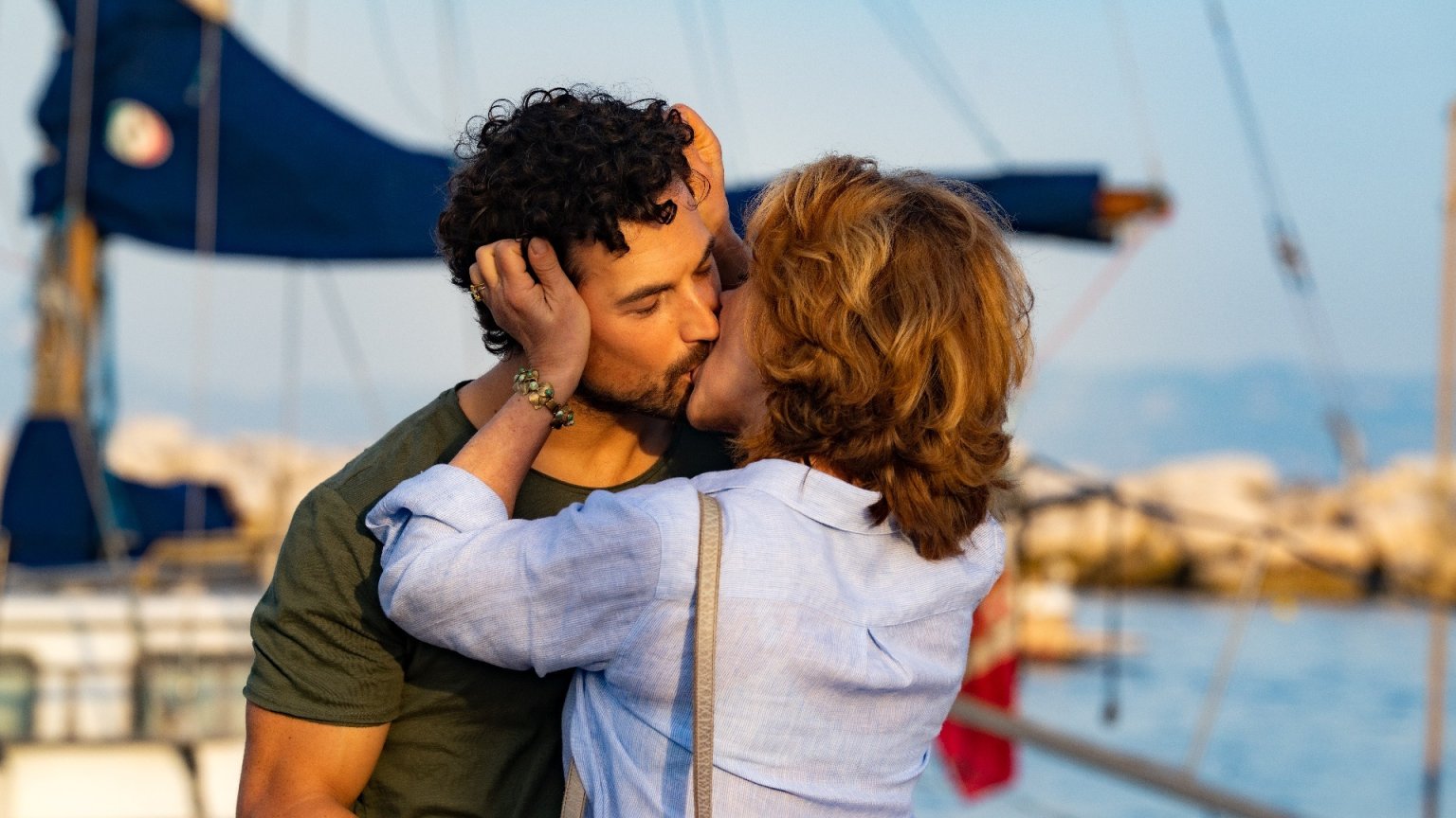 Sensuele Netflix-serie over rijke vrouw en mysterieuze jonge man nu te zien