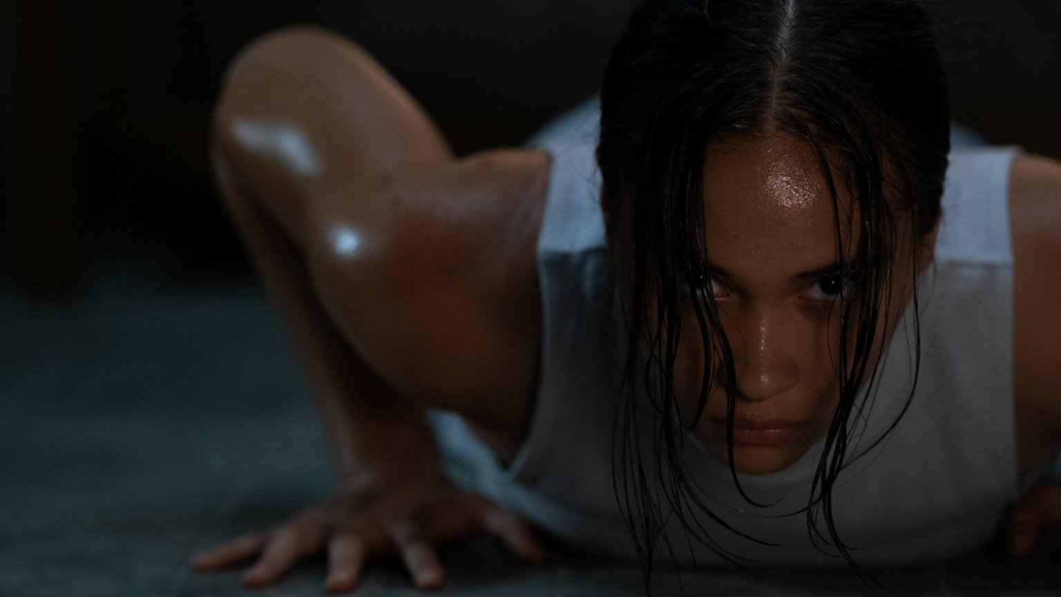 Jonge huurmoordenaar vecht voor haar leven in explosieve trailer van 'The Shadow Strays' op Netflix