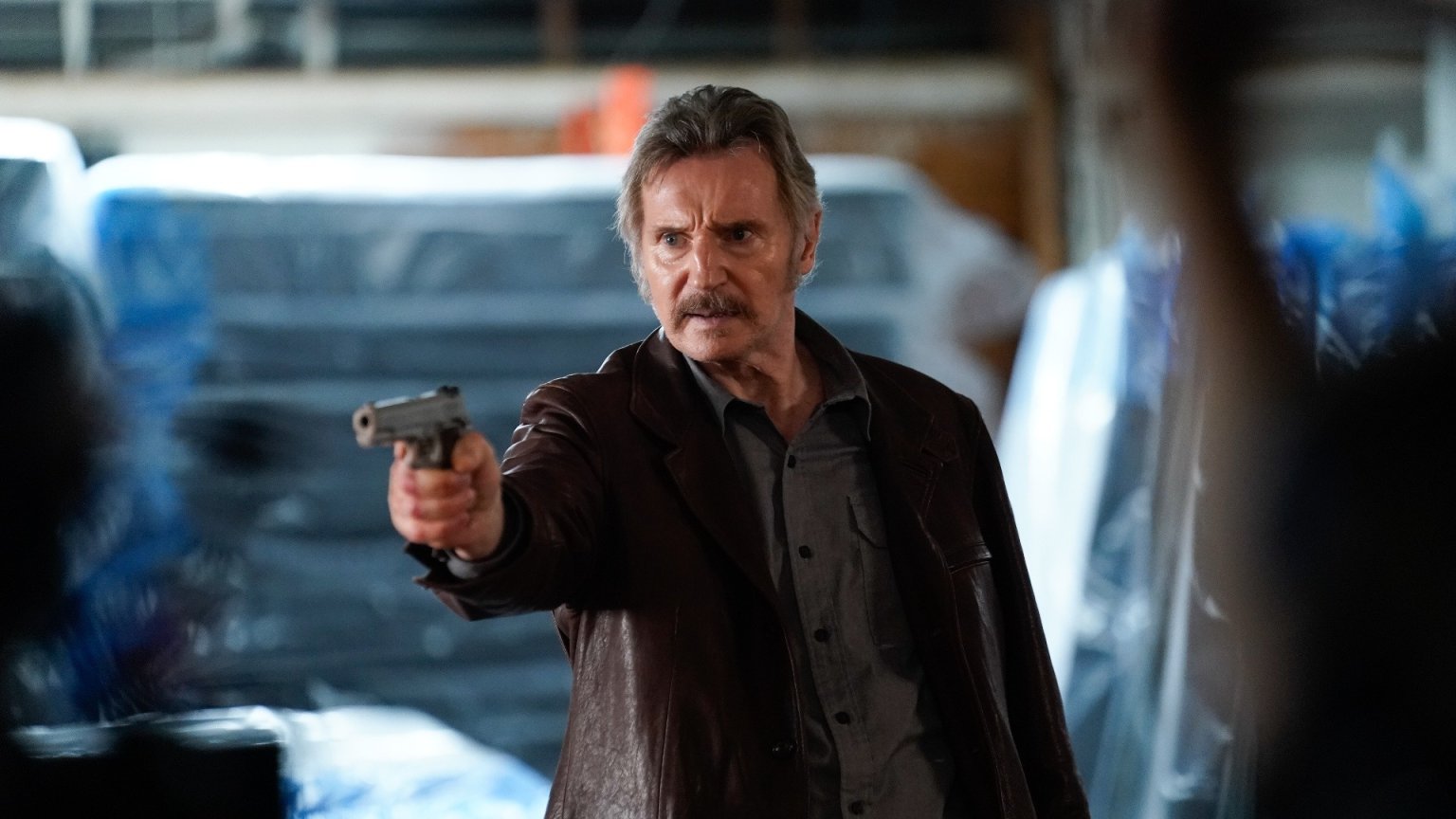 Liam Neeson schittert op officiële poster van nieuwe actiefilm 'Absolution'