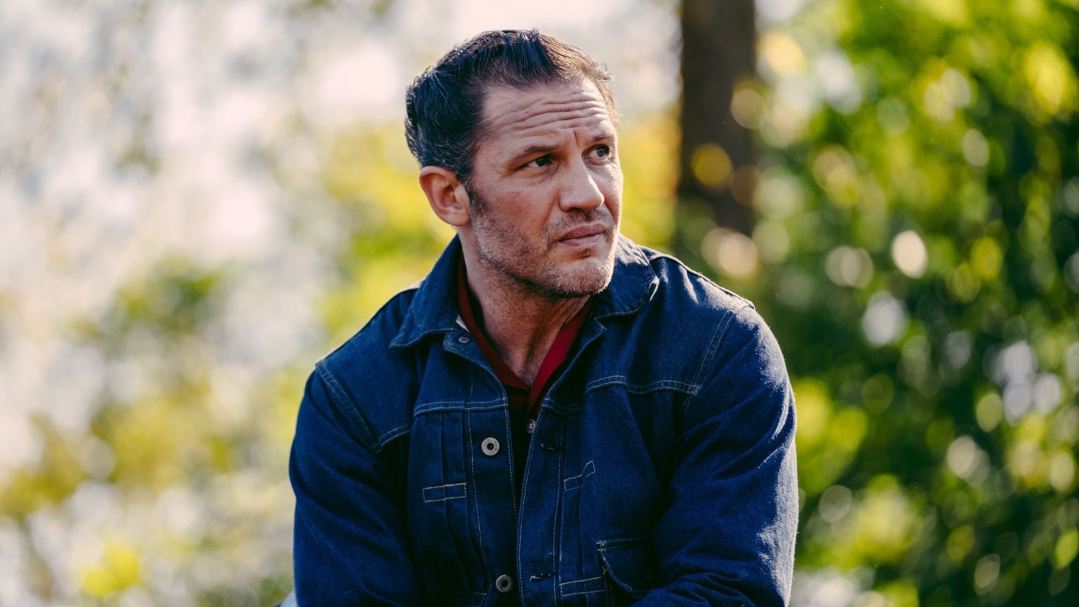 Guy Ritchie strikt Tom Hardy en Pierce Brosnan voor nieuwe gangsterserie