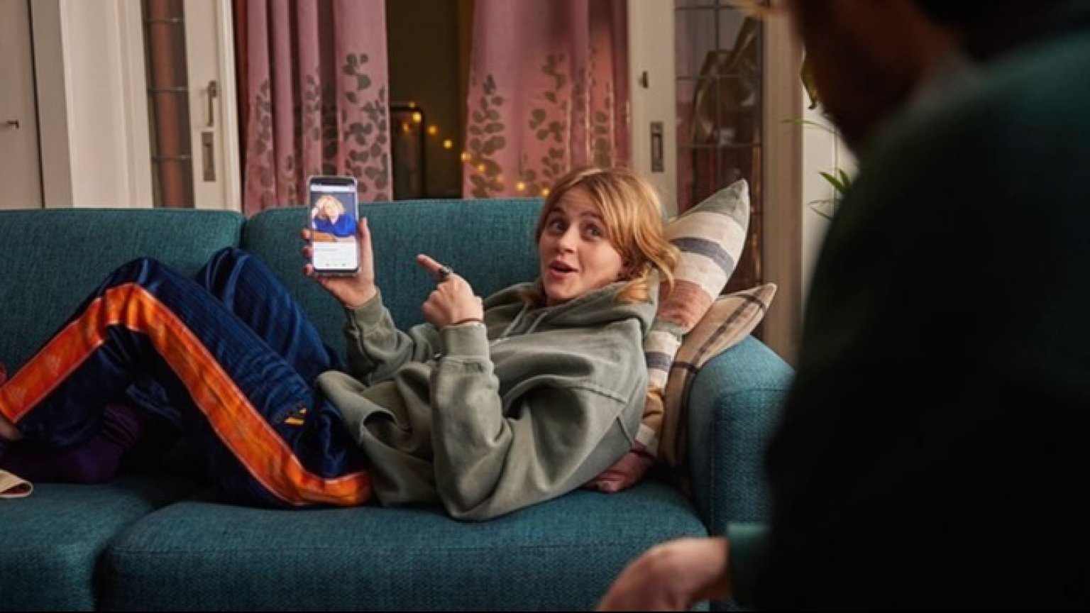 Eerste beelden: Netflix onthult nieuwe details over Nederlandse komedieserie 'Haantjes'