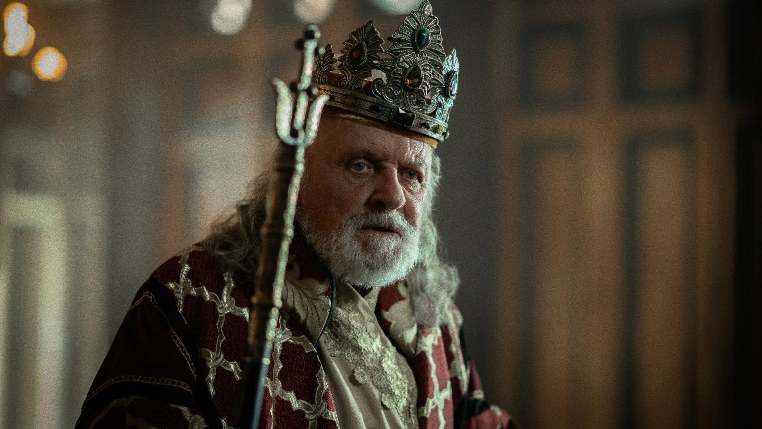 Anthony Hopkins is een kwaadaardige koning in nieuw kostuumdrama van Netflix
