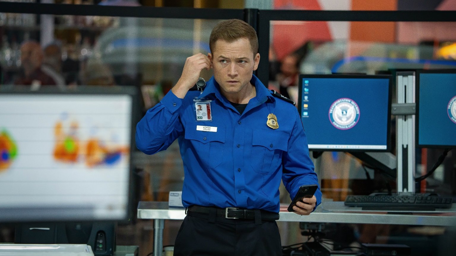 Gevaarlijke kerstavond op het vliegveld: Netflix onthult bloedstollende trailer van 'Carry-On'