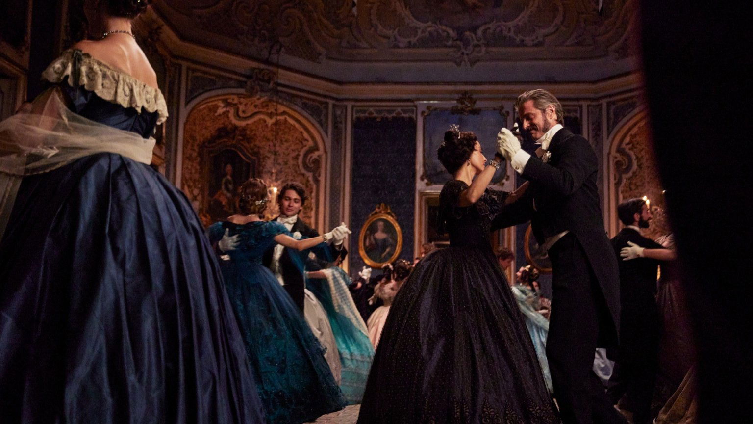 Netflix deelt eerste beelden van nieuw kostuumdrama over aristocratische familie