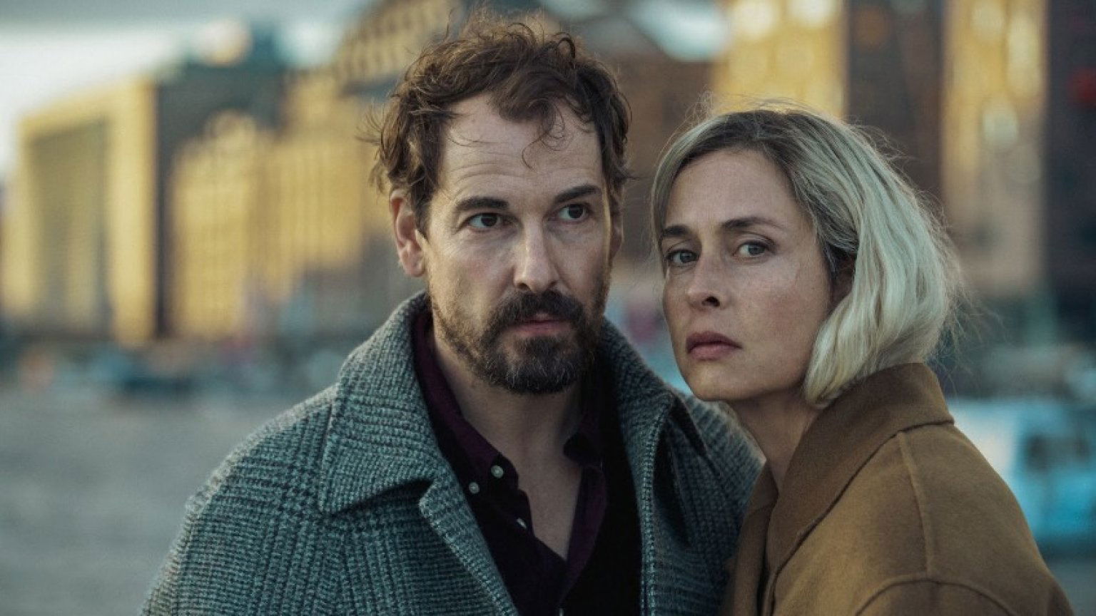 Twee ex-spionnen slaan op de vlucht in nieuwe Duitse thrillerserie van Netflix