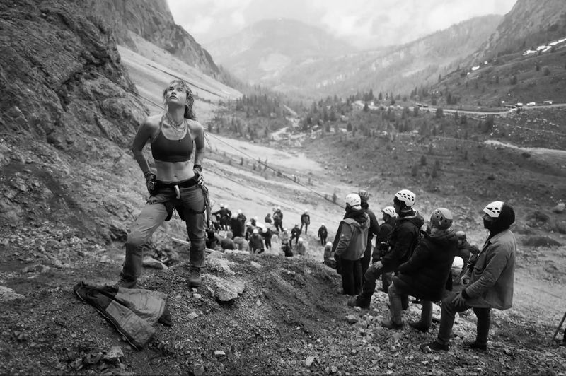 Lily James op de set van 'Cliffhanger'. Afbeelding via Rocket Science.