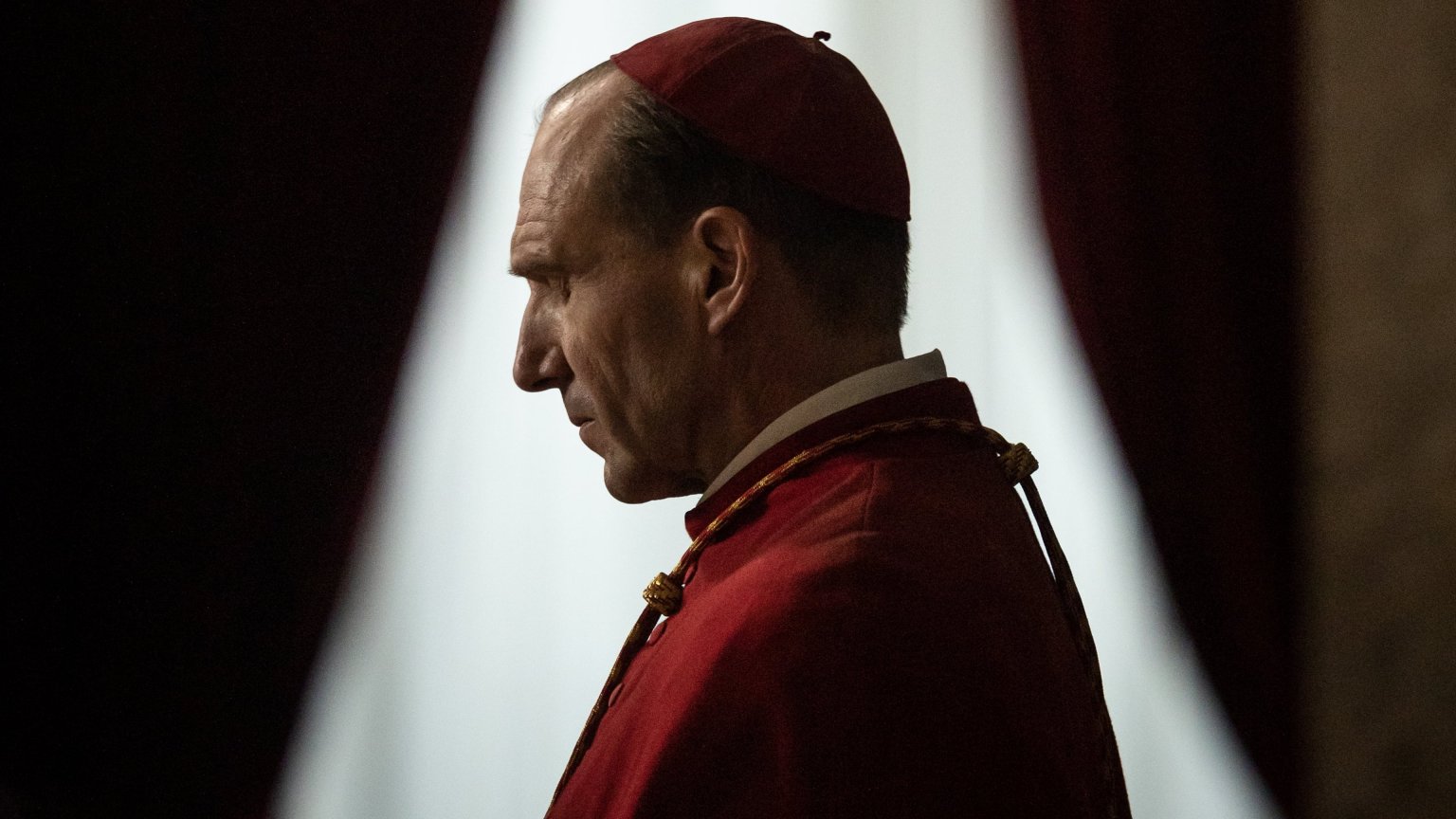 Lovende kritieken voor nieuwe thriller met Ralph Fiennes: vanaf vandaag te zien