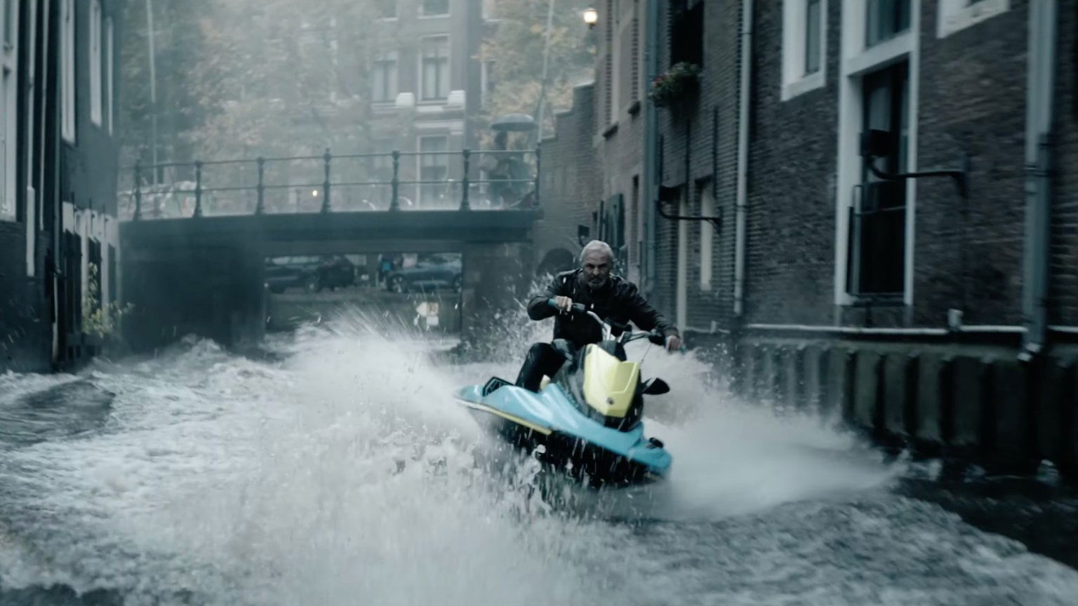 Huub Stapel scheurt door de grachten in spannende teaser 'Amsterdamned II'