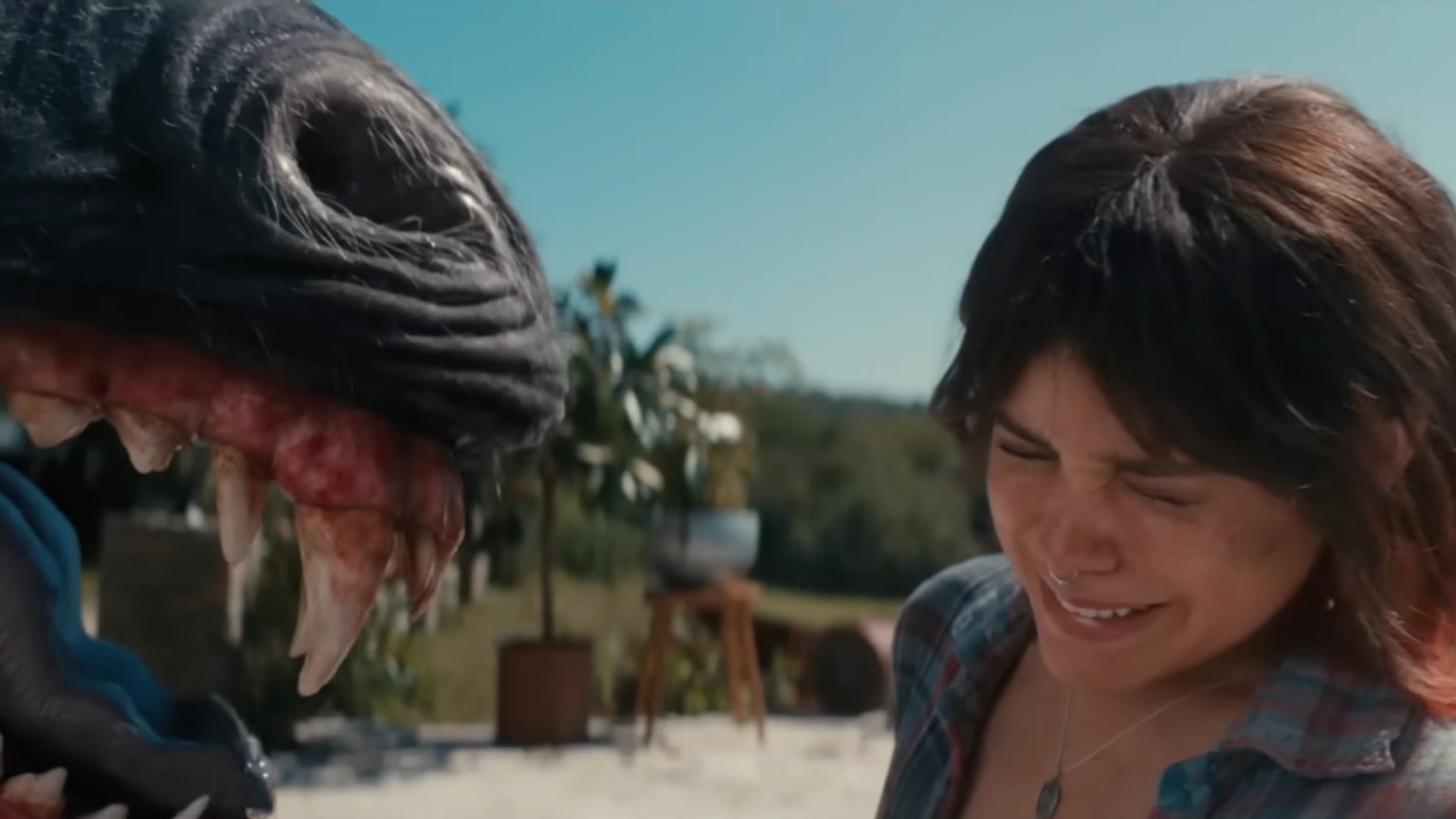 Jenna Ortega vecht tegen een moordlustige eenhoorn in trailer 'Death of a Unicorn'