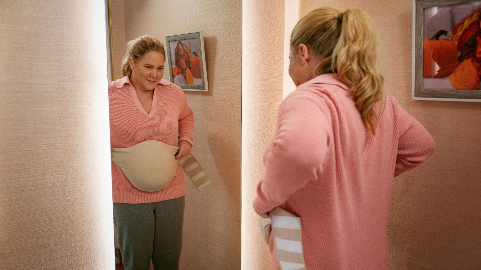 Eerste beelden: Amy Schumer liegt dat ze zwanger is in nieuwe Netflix-film