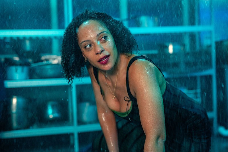 Rosalind Eleazar in 'Missing You', afbeelding via Vishal Sharma/Netflix © 2024