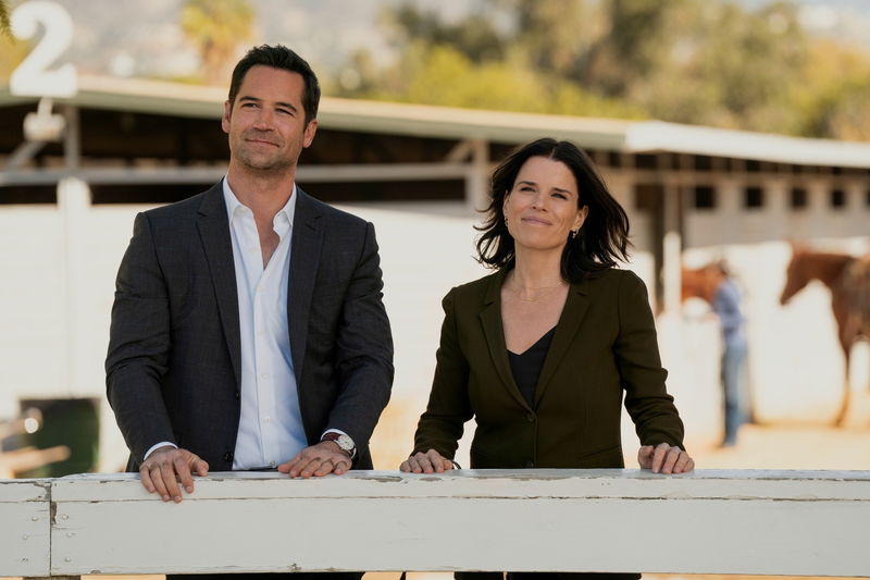 Manuel Garcia-Rulfo en Neve Campbell in 'The Lincoln Lawyer', afbeelding via Lara Solanki/Netflix © 2024