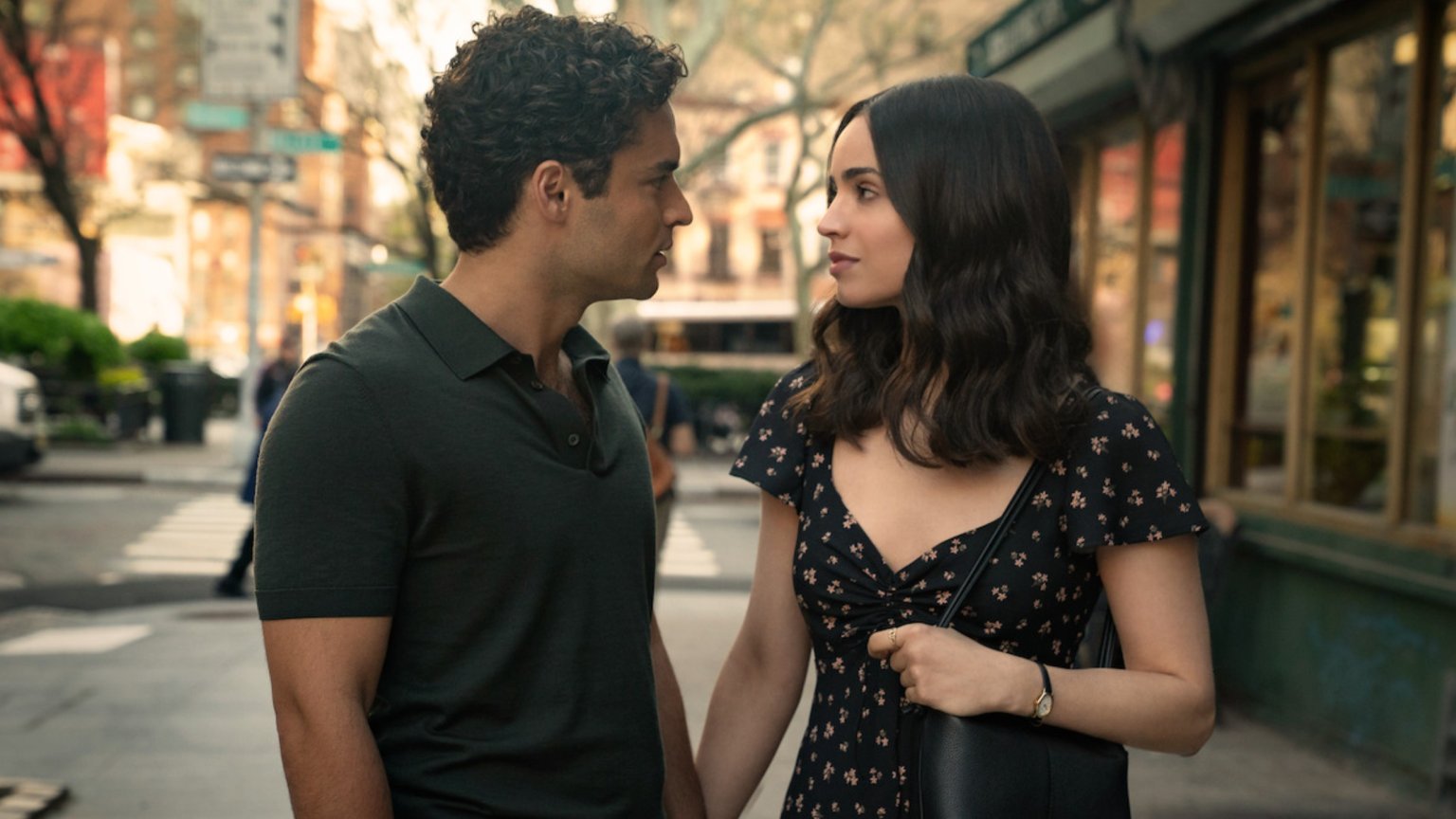 Netflix onthult eerste beelden en releasedatum van nieuwe romcom met Sofia Carson