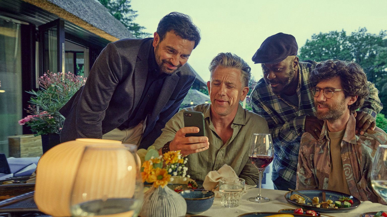 Netflix onthult eerste trailer en releasedatum van nieuwe Nederlandse komedieserie 'Haantjes'