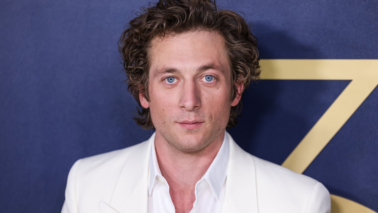 Jeremy Allen White scoort rol in nieuwe Netflix-verfilming van 'Call Me By Your Name'-auteur