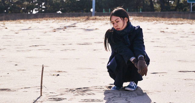 Recensie 'On the Beach at Night Alone'