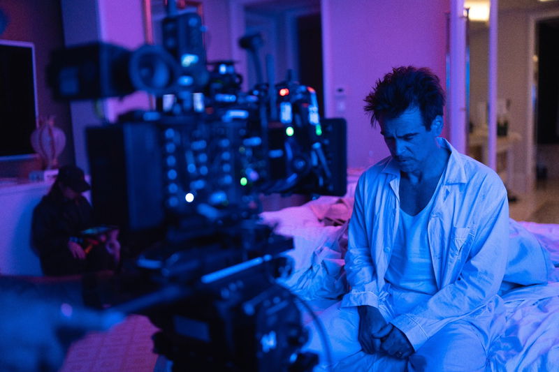Colin Farrell op de set van 'The Balled of a Small Player', afbeelding via Netflix