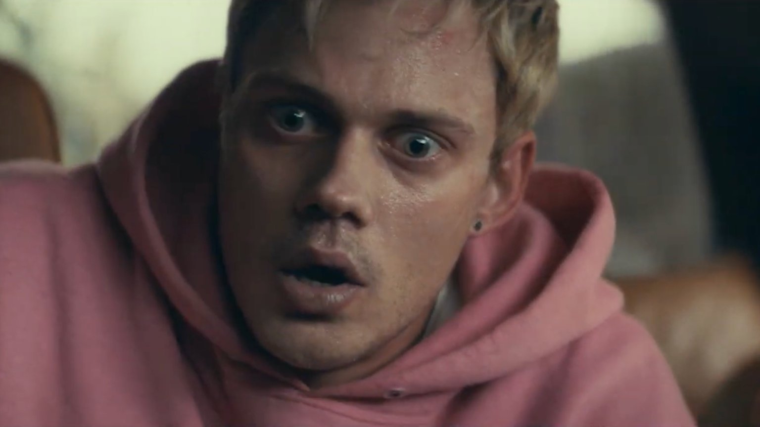 Bill Skarsgård trapt in een dodelijke val in de trailer van nieuwe horrorfilm 'Locked'
