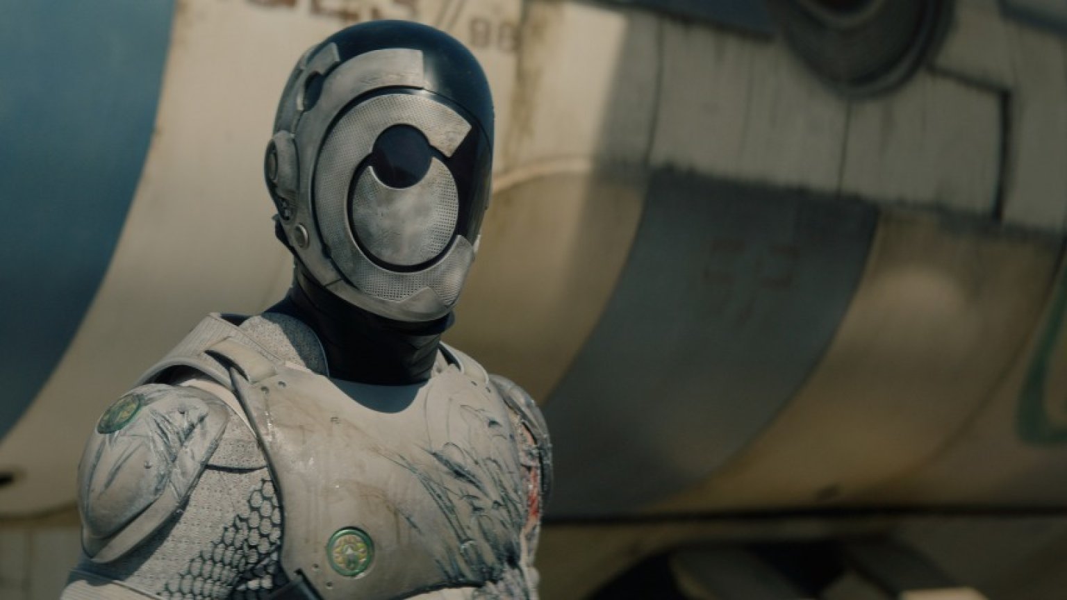 Eerste beelden onthuld van Alexander Skarsgård in sciencefictionserie 'Murderbot'