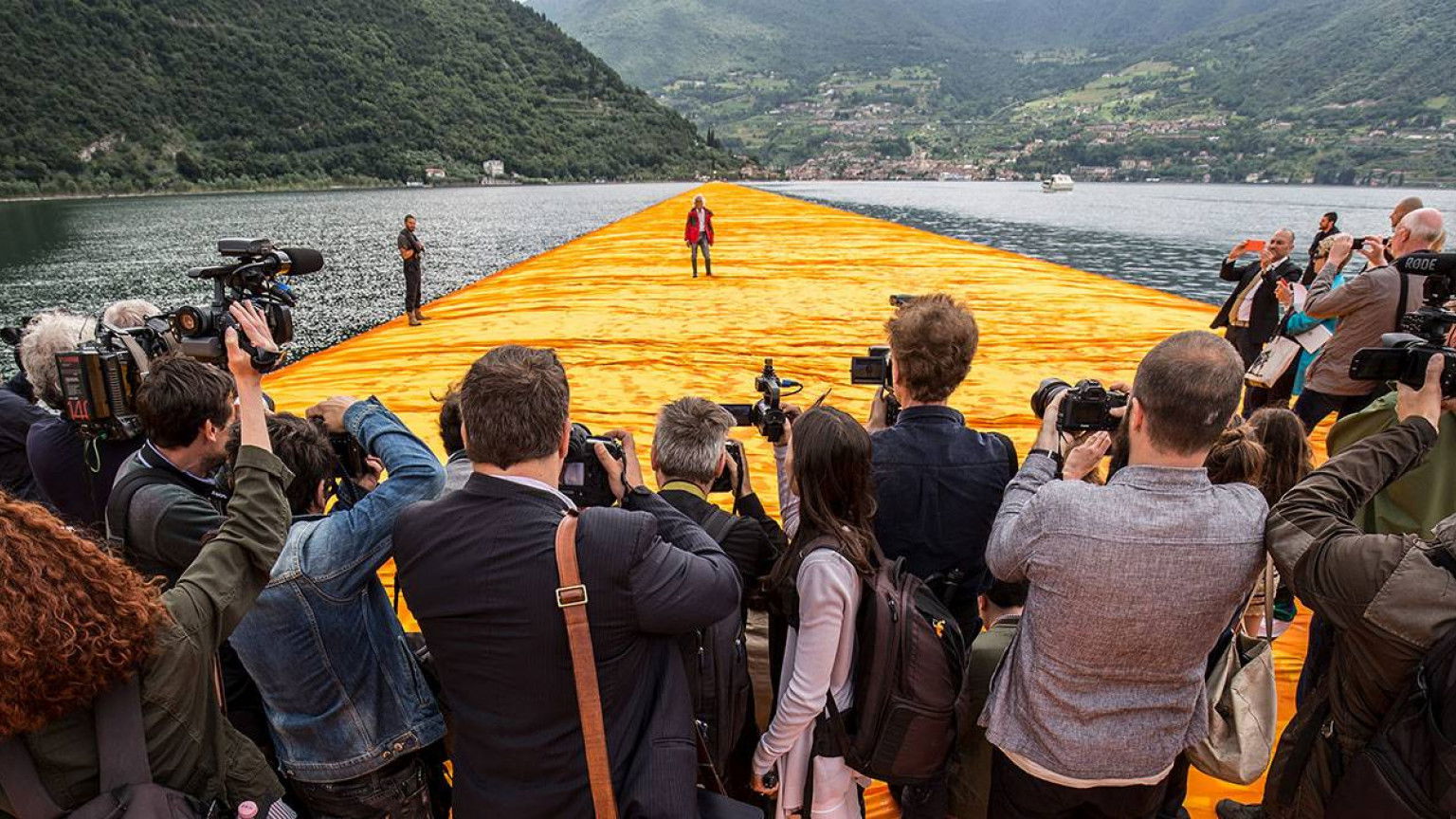 Recensie 'Christo: Walking on Water'
