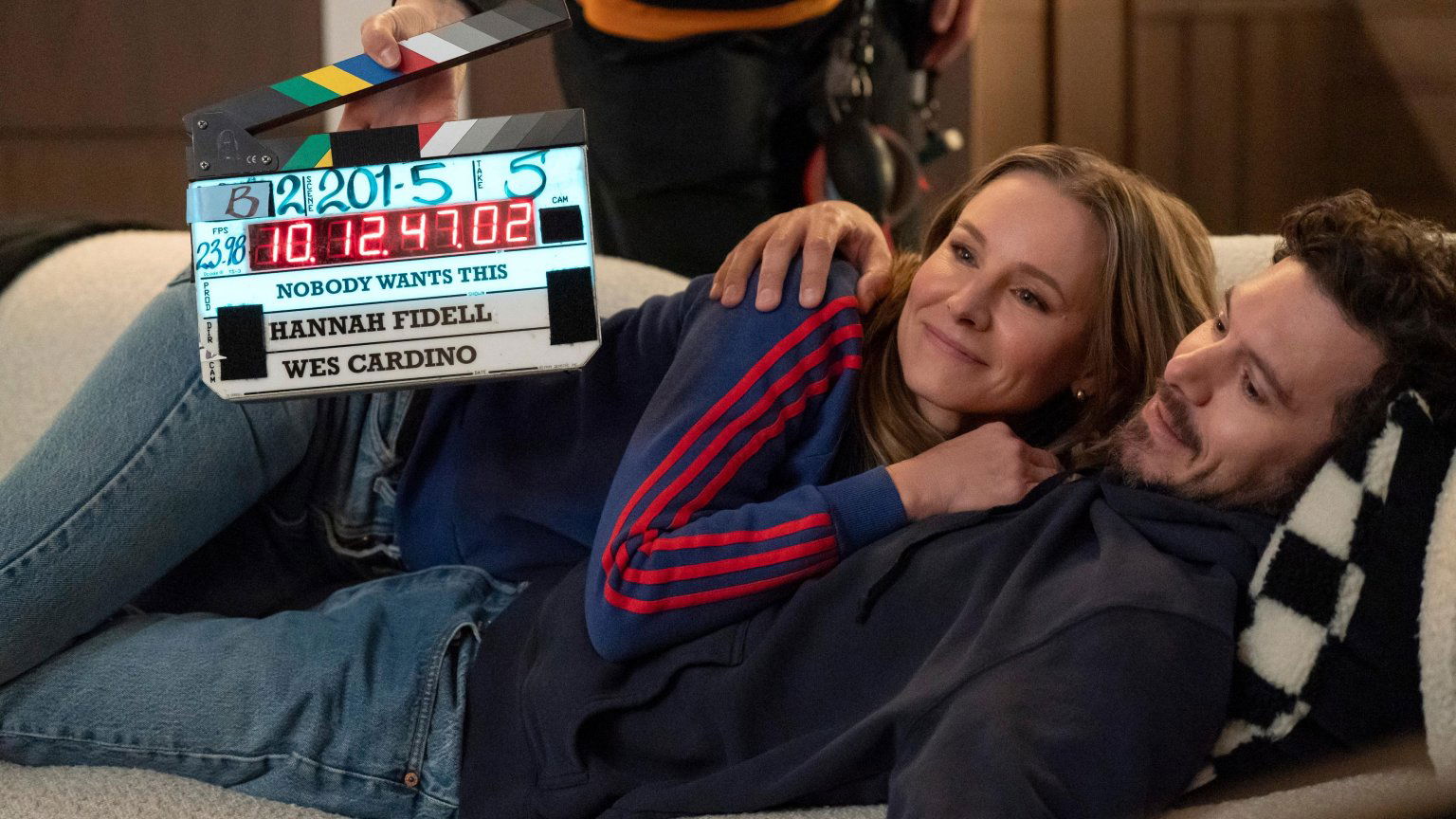 Opnames 'Nobody Wants This' seizoen 2 in volle gang: Netflix deelt eerste setbeelden