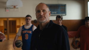 Woody Harrelson nu te zien op Netflix in komische feelgood-film