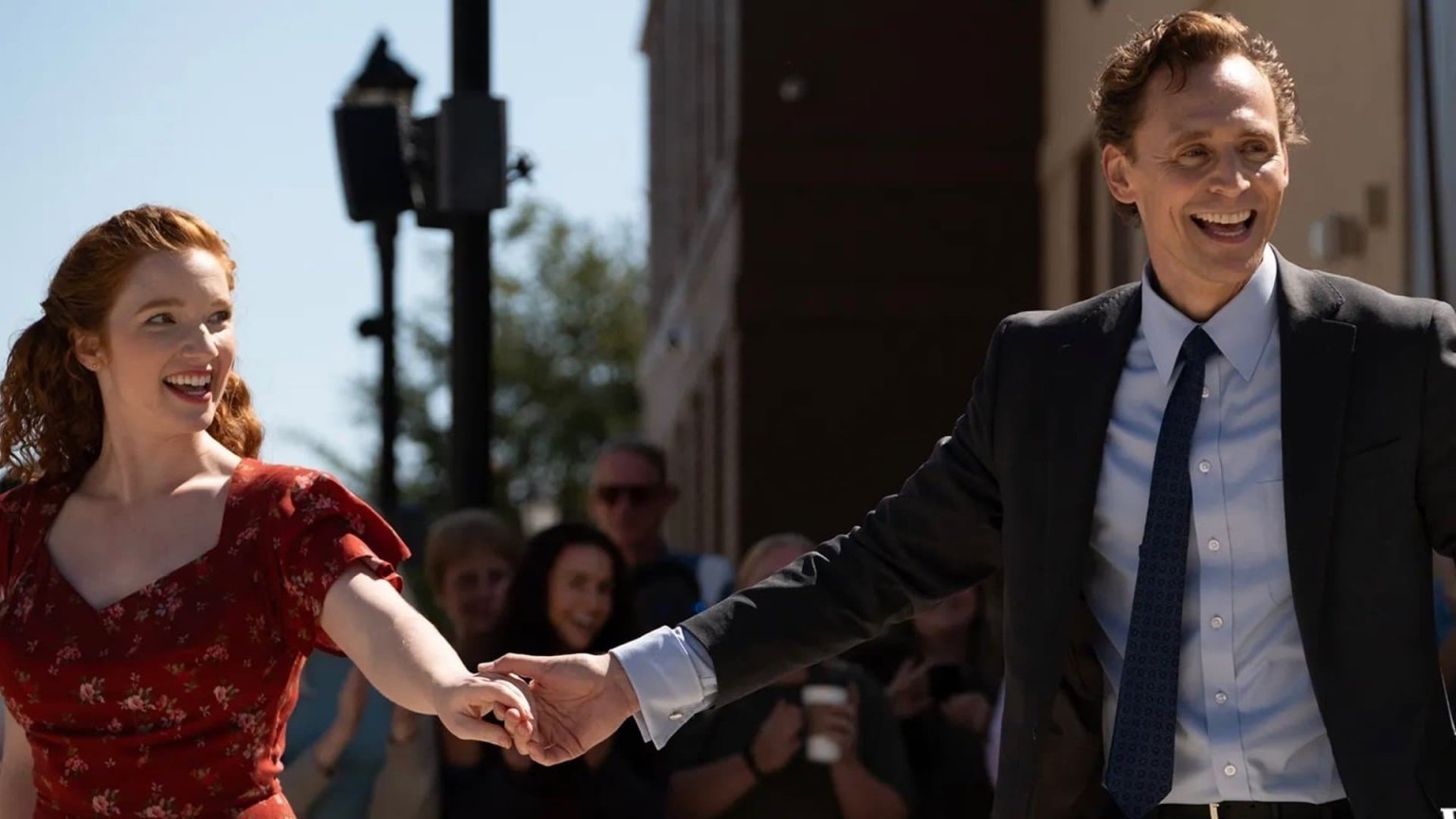 Tom Hiddleston beleeft het einde van de wereld in de teaser van 'The Life of Chuck'