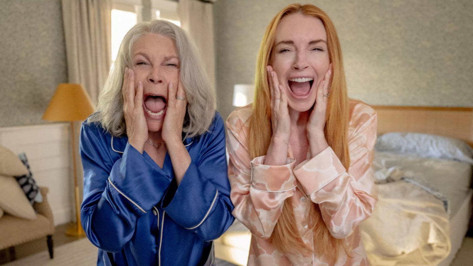 Lindsay Lohan en Jamie Lee Curtis wisselen opnieuw van lichaam in eerste trailer van 'Freakier Friday'