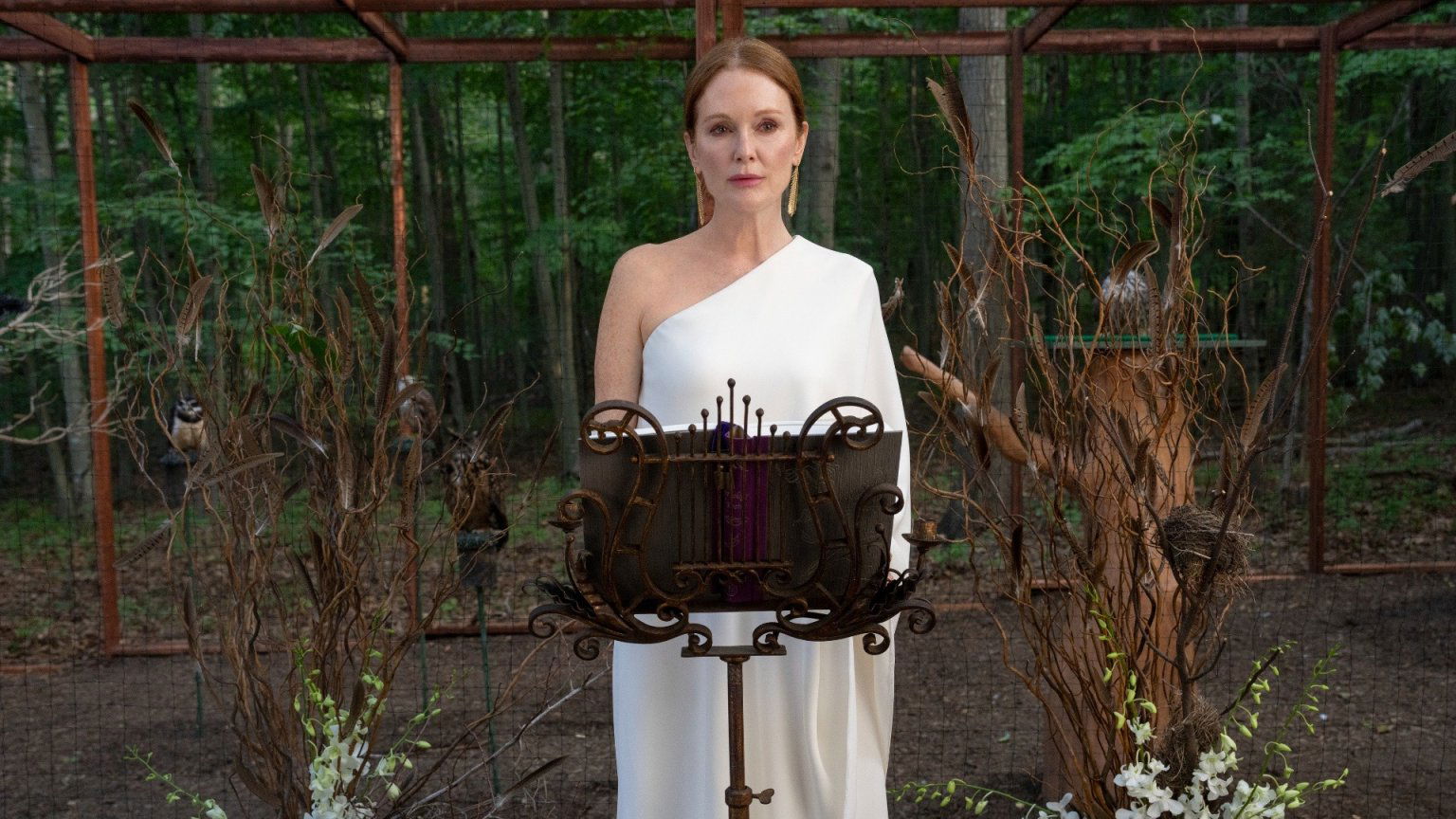 Eerste beelden: duistere miniserie met Julianne Moore heeft releasedatum op Netflix