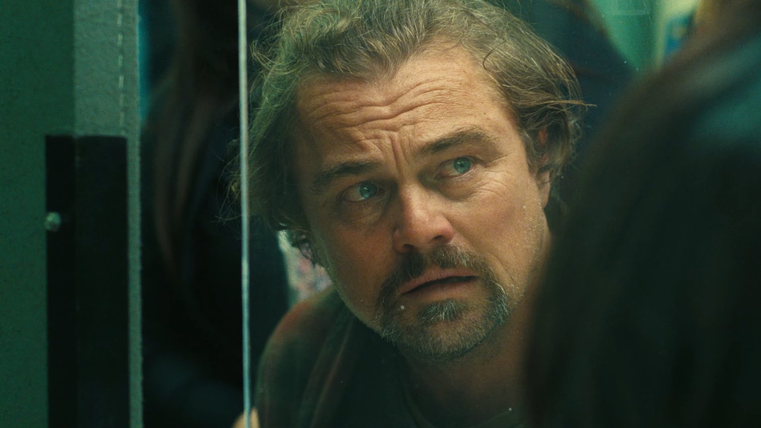 Leonardo DiCaprio is op zoek naar zijn dochter in de trailer van 'One Battle After Another'