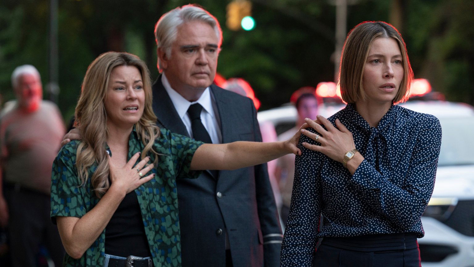 Prime Video onthult eerste beelden van nieuwe misdaadserie met Jessica Biel en Elizabeth Banks