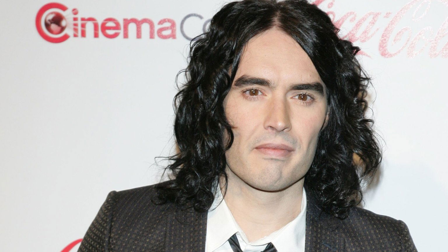 Komiek Russell Brand (49) aangeklaagd voor verkrachting en aanranding