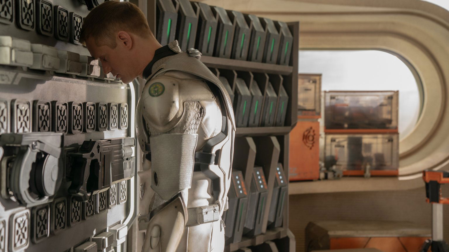 'Murderbot' trailer: Alexander Skarsgård maakt moeizaam kennis met de mensheid