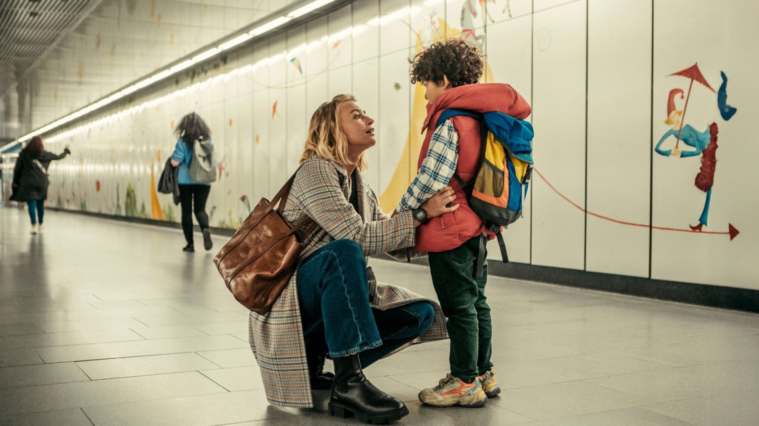 Voormalig soldate zoekt naar haar zoon in de trailer van nieuwe Netflix-thriller