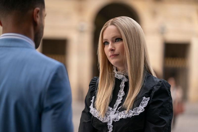 Camille Razat als Camille in 'Emily in Paris', afbeelding via © Stephanie Branchu/Netflix