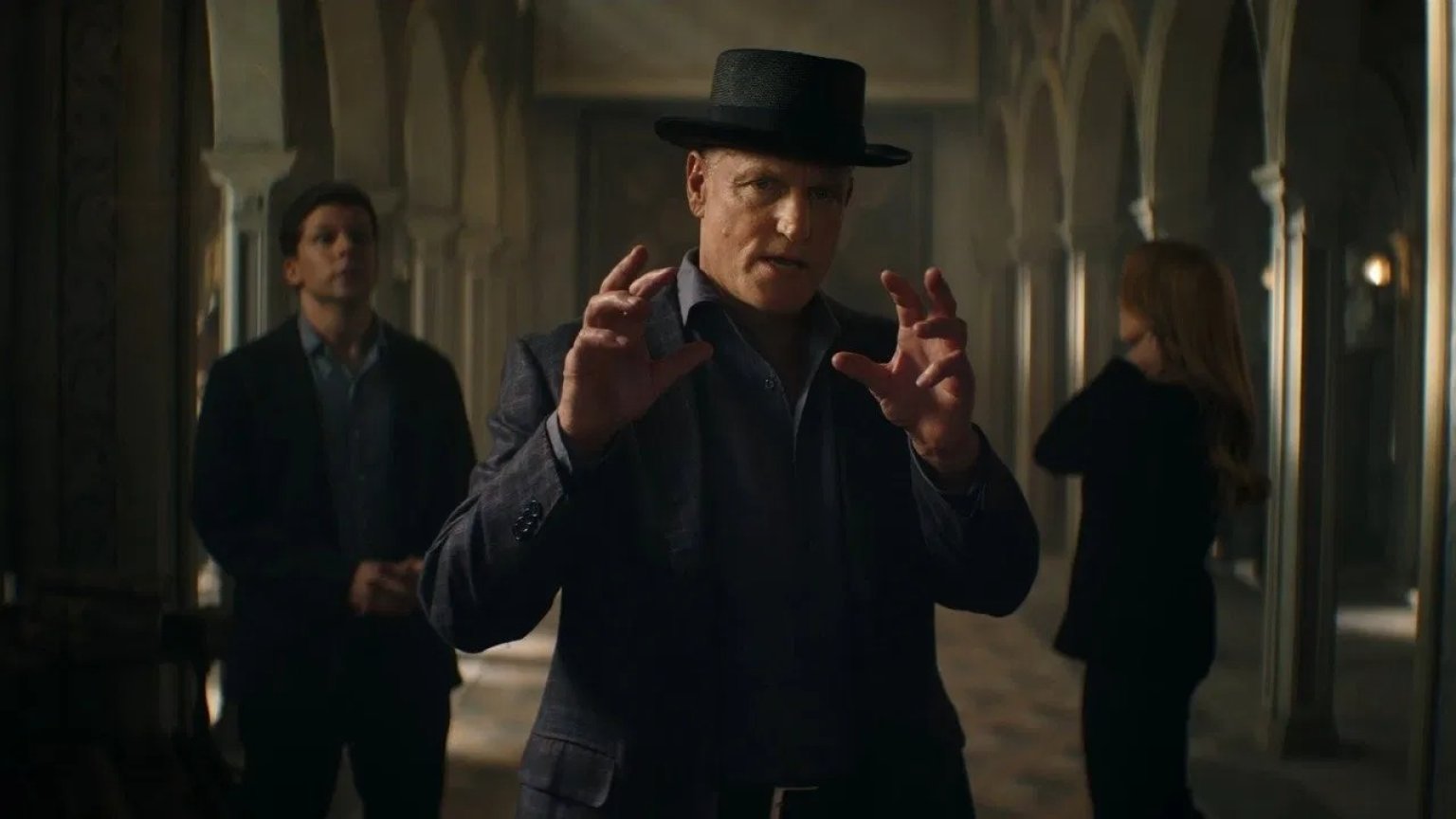 Jesse Eisenberg zoekt nieuwe goochelaars in de trailer van 'Now You See Me 3'